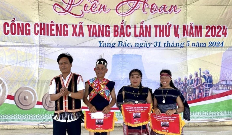 Ban Tổ chức tặng Cờ cho các đội đạt giải cao tại Liên hoan Ban Tổ chức tặng Cờ cho các đội đạt giải cao tại Liên hoan