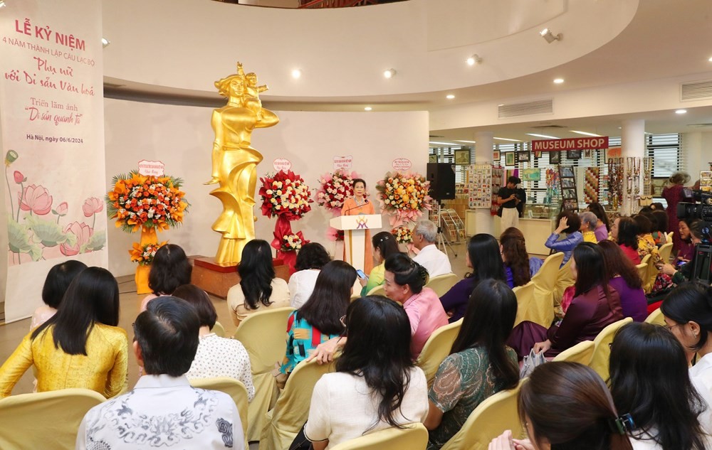 TS. Đặng Thị Bích Liên chia sẻ, sau chặng đường 4 năm qua, các thành viên CLB Phụ nữ với Di sản văn hóa đều cảm nhận rõ niềm tự hào về những việc làm đầy tâm huyết của những người phụ nữ yêu di sản. TS. Đặng Thị Bích Liên chia sẻ, sau chặng đường 4 năm qua, các thành viên CLB Phụ nữ với Di sản văn hóa đều cảm nhận rõ niềm tự hào về những việc làm đầy tâm huyết của những người phụ nữ yêu di sản.