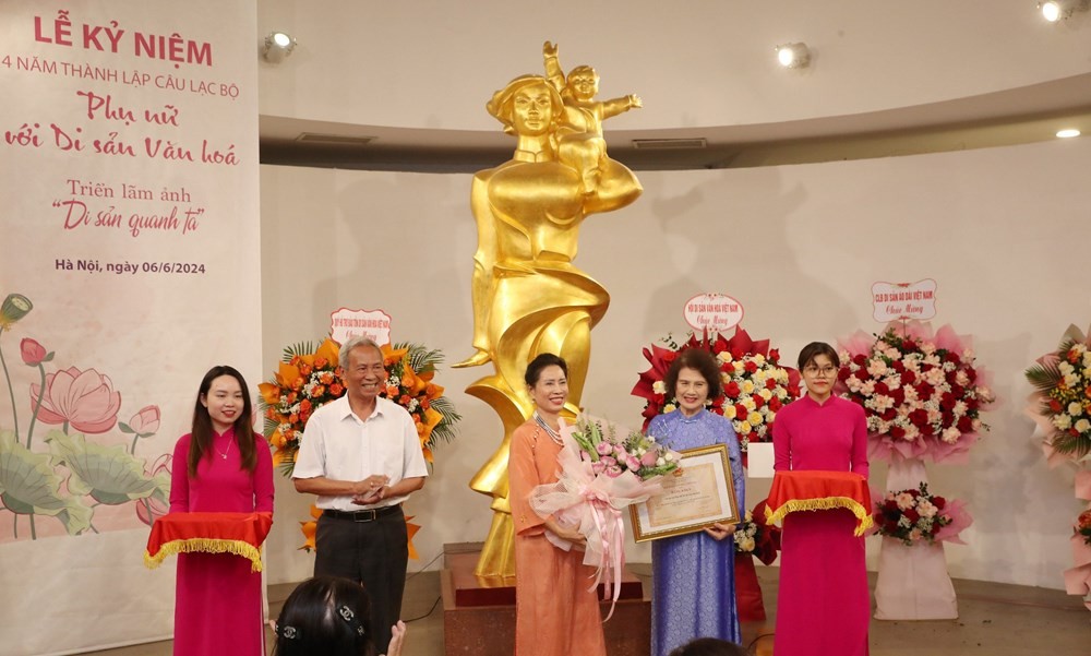 PGS. TS Đỗ Văn Trụ, Chủ tịch Hội Di sản Văn hóa Việt Nam đã trao Bằng khen  cho đại diện Ban chủ nhiệm CLB Phụ nữ với Di sản văn hóa là TS. Đặng Thị Bích Liên, Chủ nhiệm CLB Phụ nữ với Di sản văn hóa; bà Nguyễn Thị Thanh Tâm, Phó Chủ nhiệm thường trực CLB. PGS. TS Đỗ Văn Trụ, Chủ tịch Hội Di sản Văn hóa Việt Nam đã trao Bằng khen  cho đại diện Ban chủ nhiệm CLB Phụ nữ với Di sản văn hóa là TS. Đặng Thị Bích Liên, Chủ nhiệm CLB Phụ nữ với Di sản văn hóa; bà Nguyễn Thị Thanh Tâm, Phó Chủ nhiệm thường trực CLB.