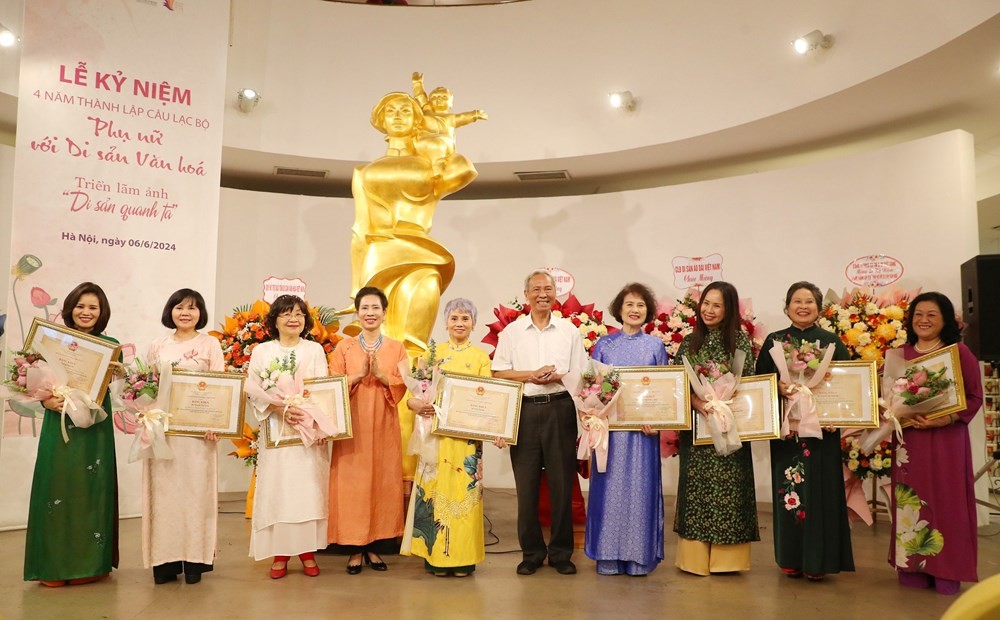 PGS. TS Đỗ Văn Trụ và TS. Đặng Thị Bích Liên trao Bằng khen cho các cá nhân có nhiều đóng góp tích cực trong bảo tồn, phát huy giá trị các di sản văn hóa PGS. TS Đỗ Văn Trụ và TS. Đặng Thị Bích Liên trao Bằng khen cho các cá nhân có nhiều đóng góp tích cực trong bảo tồn, phát huy giá trị các di sản văn hóa