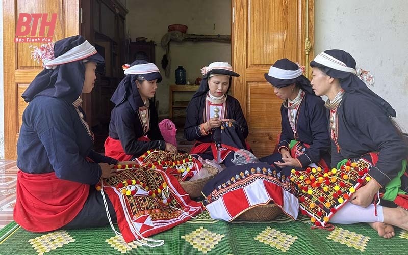 Phụ nữ thôn Thạch An được nghệ nhân trong thôn truyền nghề thêu. Phụ nữ thôn Thạch An được nghệ nhân trong thôn truyền nghề thêu.