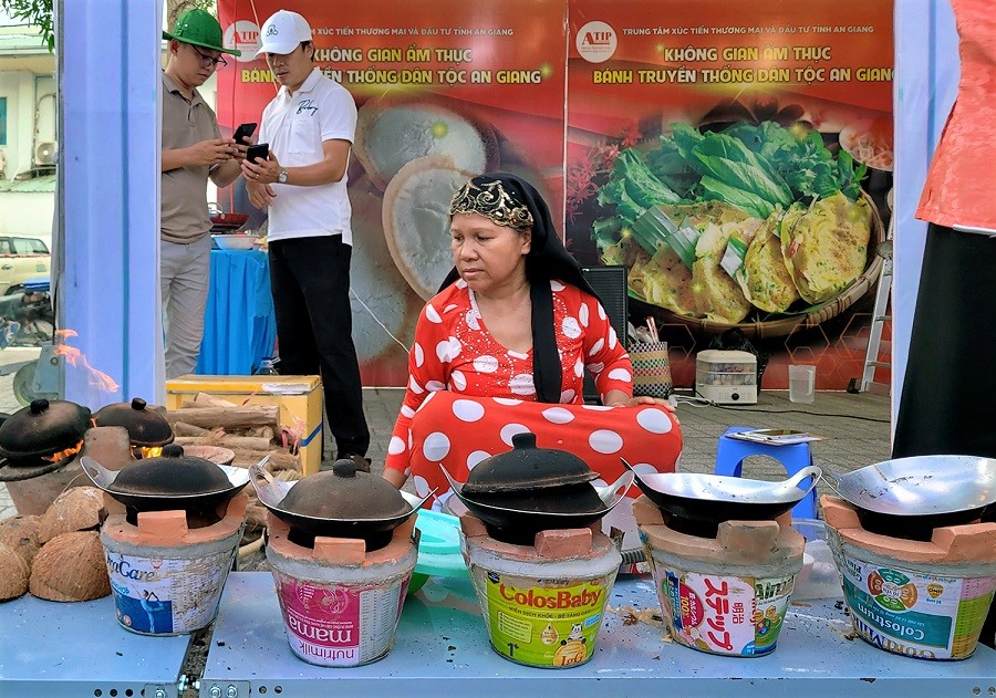 An Giang quảng bá bánh dân tộc nhân dịp tết Đoan ngọ An Giang quảng bá bánh dân tộc nhân dịp tết Đoan ngọ