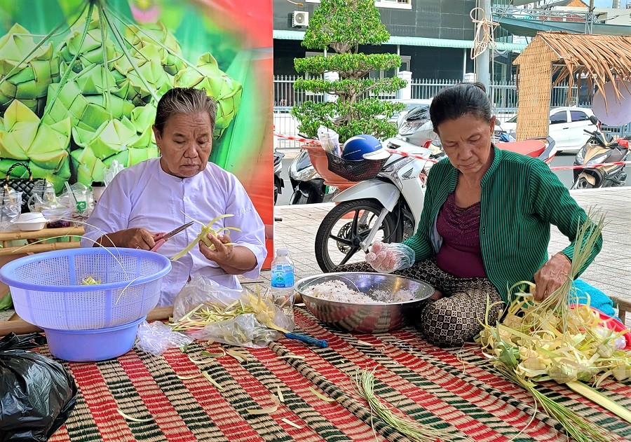 An Giang quảng bá bánh dân tộc nhân dịp tết Đoan ngọ An Giang quảng bá bánh dân tộc nhân dịp tết Đoan ngọ