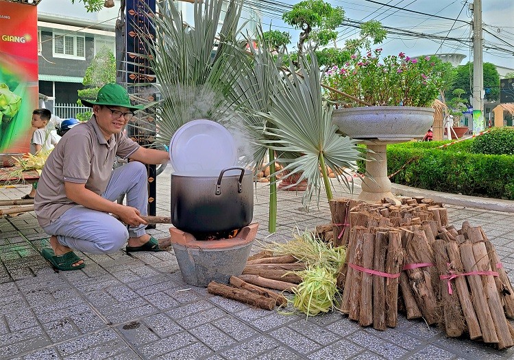 An Giang quảng bá bánh dân tộc nhân dịp tết Đoan ngọ An Giang quảng bá bánh dân tộc nhân dịp tết Đoan ngọ