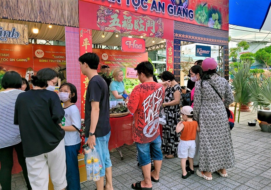 An Giang quảng bá bánh dân tộc nhân dịp tết Đoan ngọ An Giang quảng bá bánh dân tộc nhân dịp tết Đoan ngọ