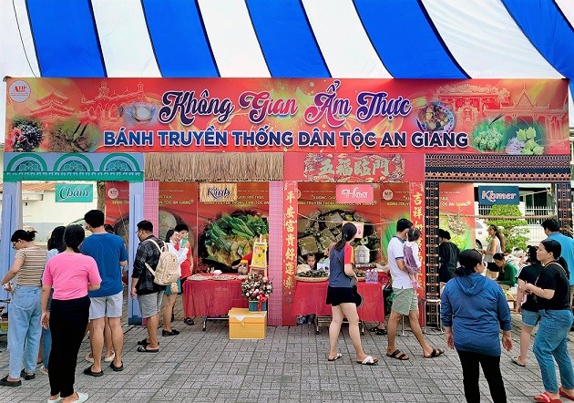 An Giang quảng bá bánh dân tộc nhân dịp tết Đoan ngọ An Giang quảng bá bánh dân tộc nhân dịp tết Đoan ngọ
