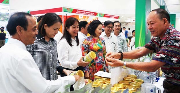 Các đại biểu tham quan một gian hàng sản phẩm  OCOP tại Hội chợ.