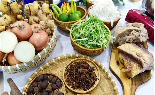 Thành phần chính để làm nên một bát “phở” Vân Cù ngon, đó là bánh phở, nước dùng và thịt bò, kèm theo các gia vị kèm theo.