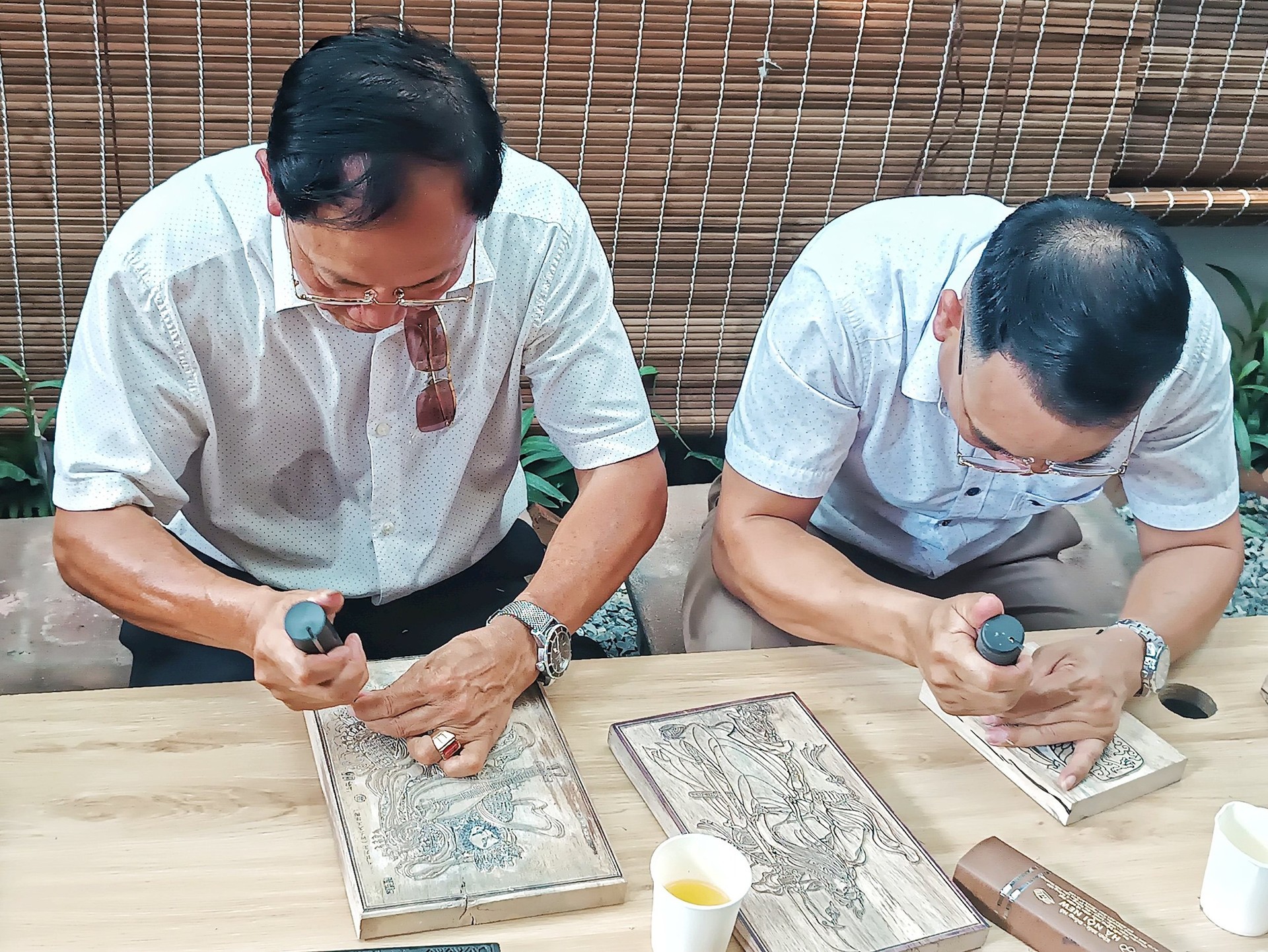 Các nghệ nhân thực hành chạm khắc mộc bản Thanh Liễu. Các nghệ nhân thực hành chạm khắc mộc bản Thanh Liễu.