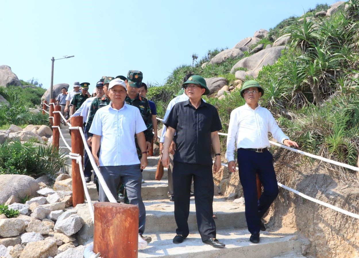 Bí thư Tỉnh ủy Bình Định Hồ Quốc Dũng và Chủ tịch UBND tỉnh Bình Định Phạm Anh Tuấn khảo sát quy hoạch xã đảo Nhơn Châu. Bí thư Tỉnh ủy Bình Định Hồ Quốc Dũng và Chủ tịch UBND tỉnh Bình Định Phạm Anh Tuấn khảo sát quy hoạch xã đảo Nhơn Châu.