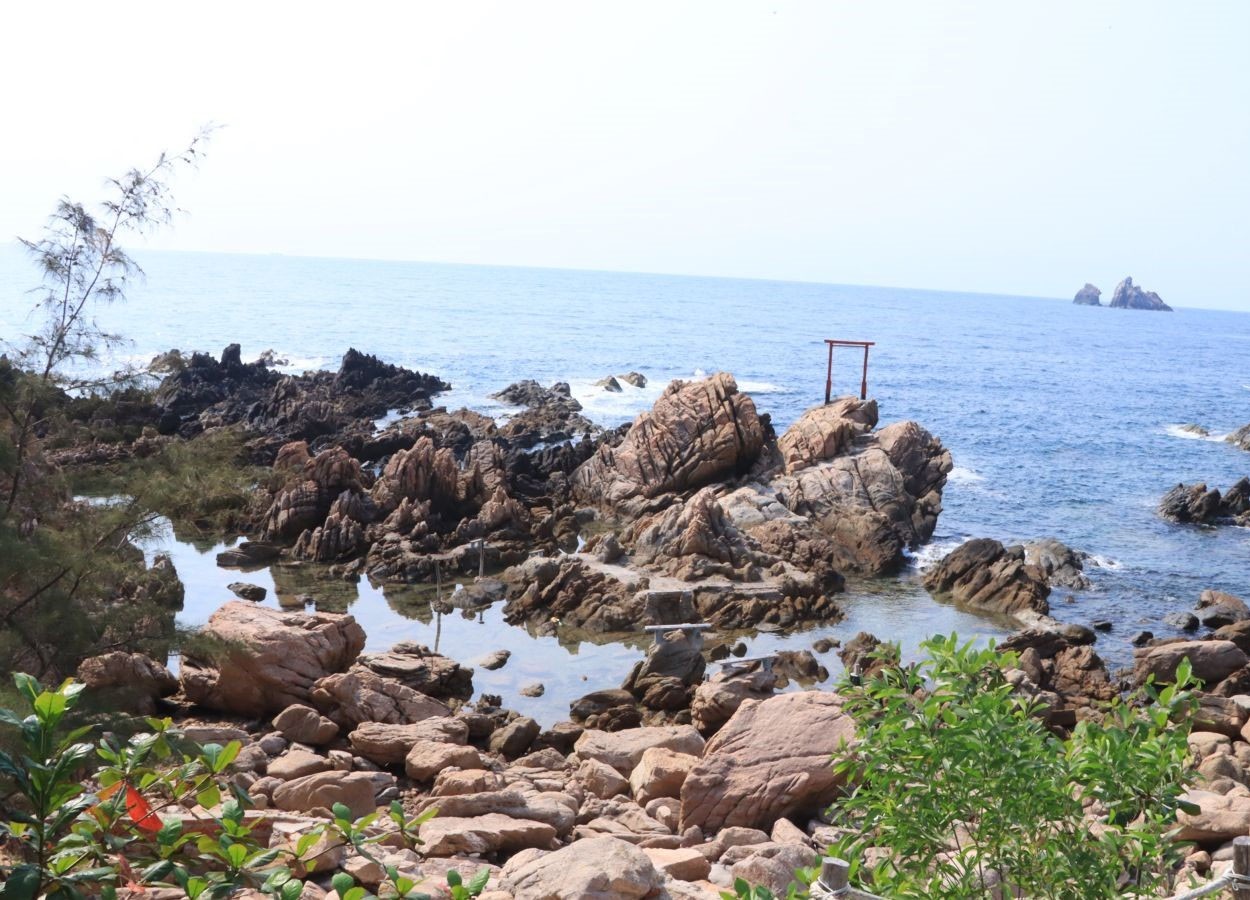 Bãi biển đẹp hoang sơ tại khu dã ngoại vũng Đông Bãi biển đẹp hoang sơ tại khu dã ngoại vũng Đông