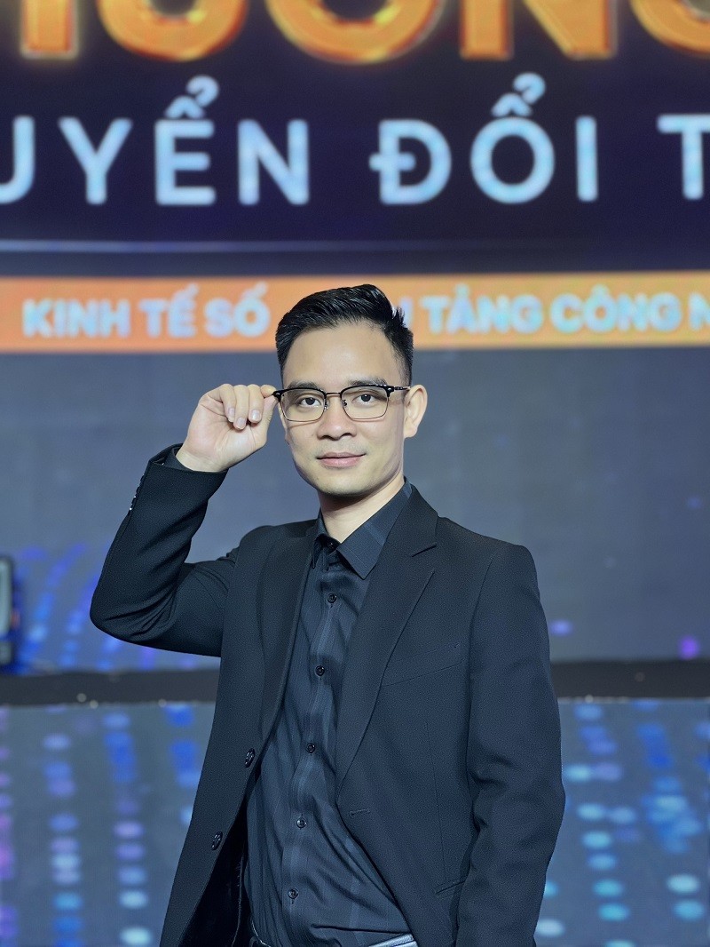 Phóng viên Cấn Ngọc Việt Phóng viên Cấn Ngọc Việt