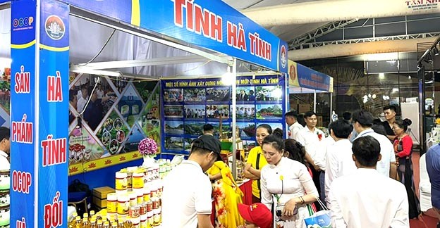 Gian hàng Hà Tĩnh trưng bày sản phẩm tại Hội chợ triển lãm hàng công nghiệp nông thôn tiêu biểu khu vực phía Bắc - Hà Nội. Gian hàng Hà Tĩnh trưng bày sản phẩm tại Hội chợ triển lãm hàng công nghiệp nông thôn tiêu biểu khu vực phía Bắc - Hà Nội.