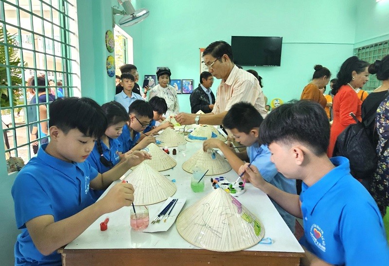 Các em Trung tâm bảo trợ xã hội Đồng Tâm vẽ tranh trên chất liệu nón lá Gò Găng