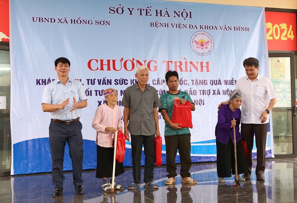 TS.BS Nguyễn Khuyến, Bí thư Đảng uỷ - Giám đốc Bệnh viện Đa khoa Vân Đình cùng với Phó Bí thư Đảng uỷ, Chủ tịch UBND xã Hồng Sơn Đặng Minh TS.BS Nguyễn Khuyến, Bí thư Đảng uỷ - Giám đốc Bệnh viện Đa khoa Vân Đình cùng với Phó Bí thư Đảng uỷ, Chủ tịch UBND xã Hồng Sơn Đặng Minh