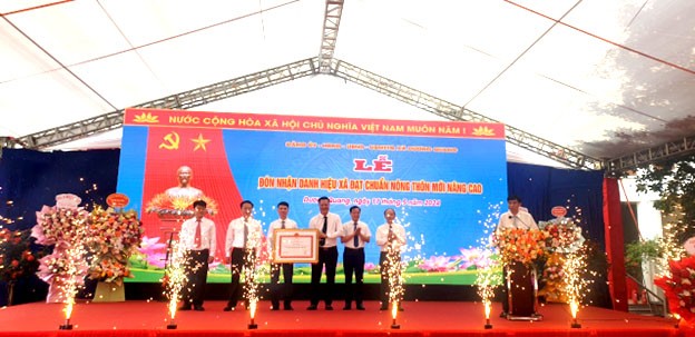 Ông Ngọ Văn Ngôn - Phó Chánh văn phòng Chuyên trách Văn phòng Điều phối xây dựng Nông thôn mới thành phố Hà Nội trao Bằng công nhận xã đạt chuẩn NTM nâng cao cho lãnh đạo và nhân dân xã Dương Quang. Ông Ngọ Văn Ngôn - Phó Chánh văn phòng Chuyên trách Văn phòng Điều phối xây dựng Nông thôn mới thành phố Hà Nội trao Bằng công nhận xã đạt chuẩn NTM nâng cao cho lãnh đạo và nhân dân xã Dương Quang.