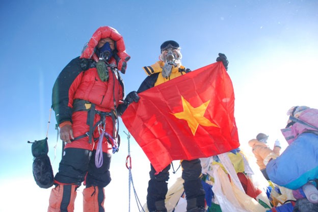 Kỷ lục gia Bùi Văn Ngợi và Quốc kỳ Việt Nam trên đỉnh Everest Kỷ lục gia Bùi Văn Ngợi và Quốc kỳ Việt Nam trên đỉnh Everest