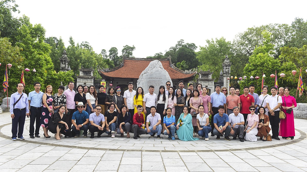 Đoàn Tham quan chụp ảnh lưu niệm tại Đền thờ Hai Bà Trưng