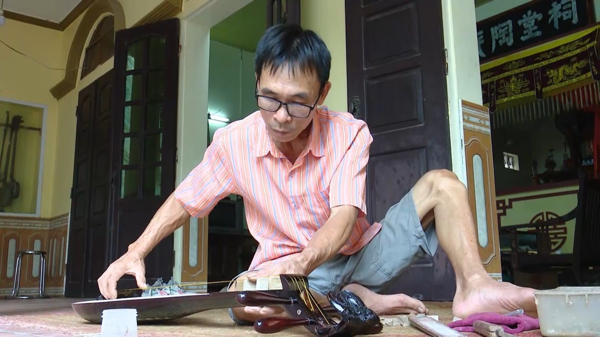 Sản xuất đàn truyền thống của xã Đông Lỗ, huyện Ứng Hoà. Sản xuất đàn truyền thống của xã Đông Lỗ, huyện Ứng Hoà.