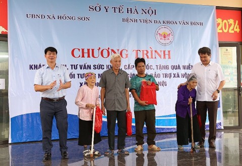 Bệnh viện đa khoa Vân Đình Khám bệnh và tặng quà cho gia đình chính sách, người có công
