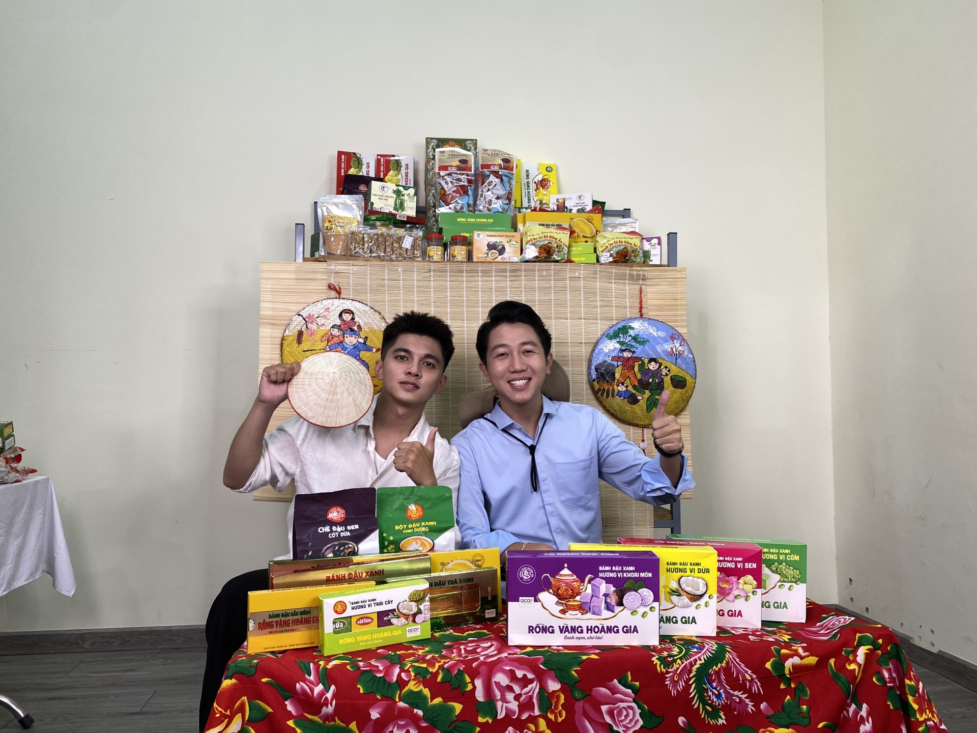 Bánh đậu xanh là một trong những sản phẩm bán chạy tại Phiên Livestream Bánh đậu xanh là một trong những sản phẩm bán chạy tại Phiên Livestream