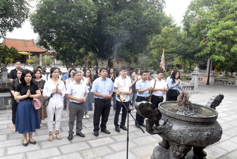 Dâng hương tại Đền thờ Hai Bà Trưng