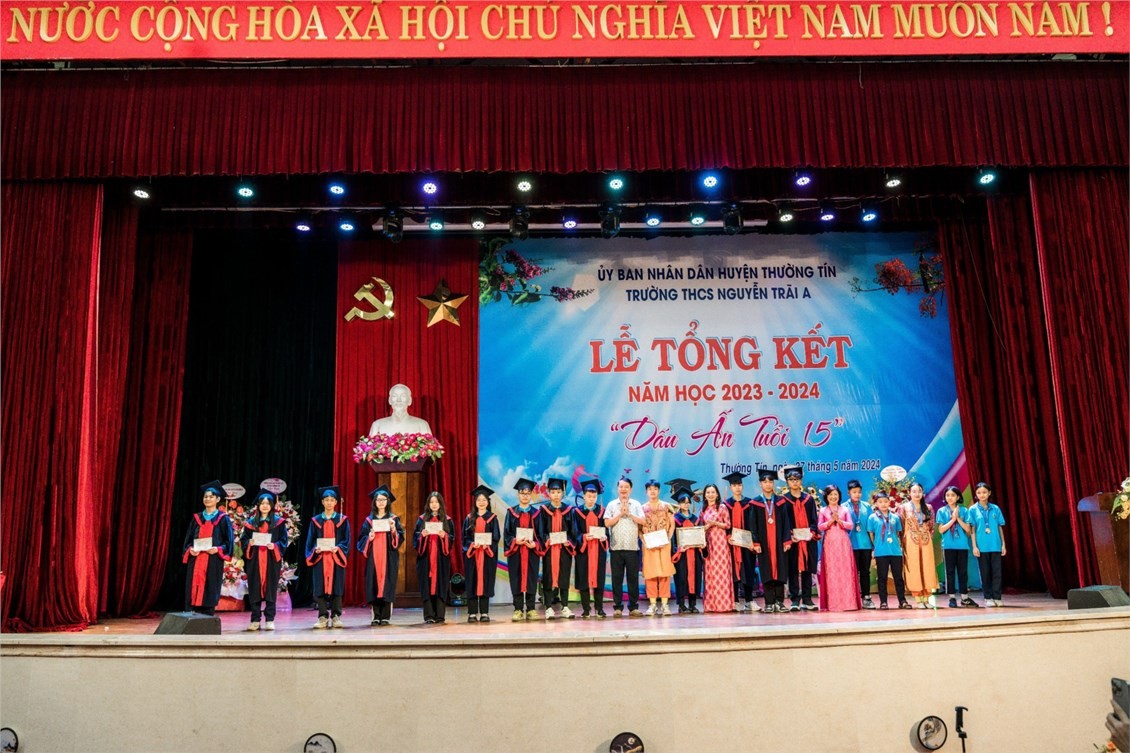 Các học sinh có thành tích đặc biệt xuất sắc năm học 2023 - 2024 được tặng thưởng Các học sinh có thành tích đặc biệt xuất sắc năm học 2023 - 2024 được tặng thưởng