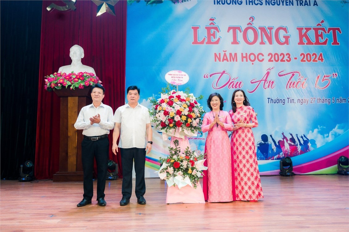 Lãnh đạo huyện ủy - UBND huyện gửi lãng hoa chúc mừng Lãnh đạo huyện ủy - UBND huyện gửi lãng hoa chúc mừng