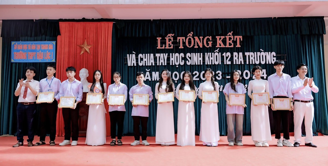 Nhà trường trao giấy khen cho 11 lớp tiên tiến xuất sắc Nhà trường trao giấy khen cho 11 lớp tiên tiến xuất sắc