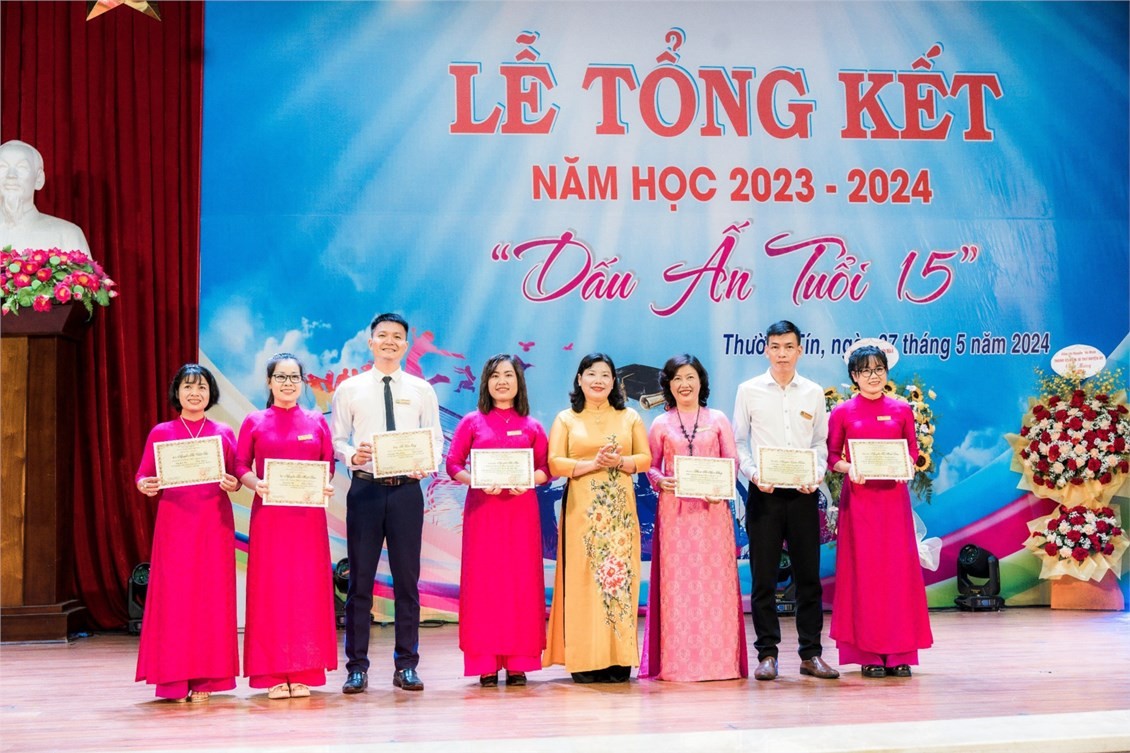 Tập thể cán bộ, giáo viên nhà trường vinh dự được giấy khen Tập thể cán bộ, giáo viên nhà trường vinh dự được giấy khen