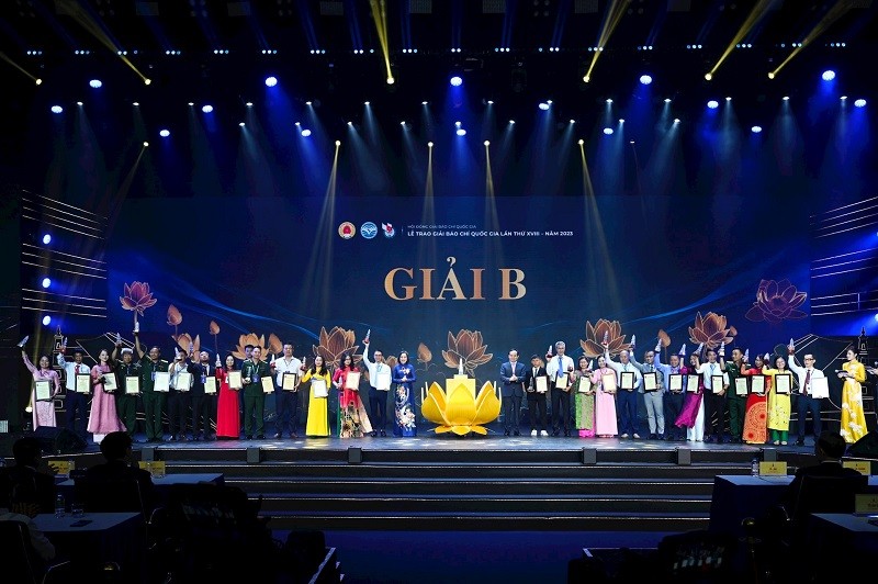 Trao giải B cho các tác giả, nhóm tác giả (ảnh: Việt Trung) Trao giải B cho các tác giả, nhóm tác giả (ảnh: Việt Trung)