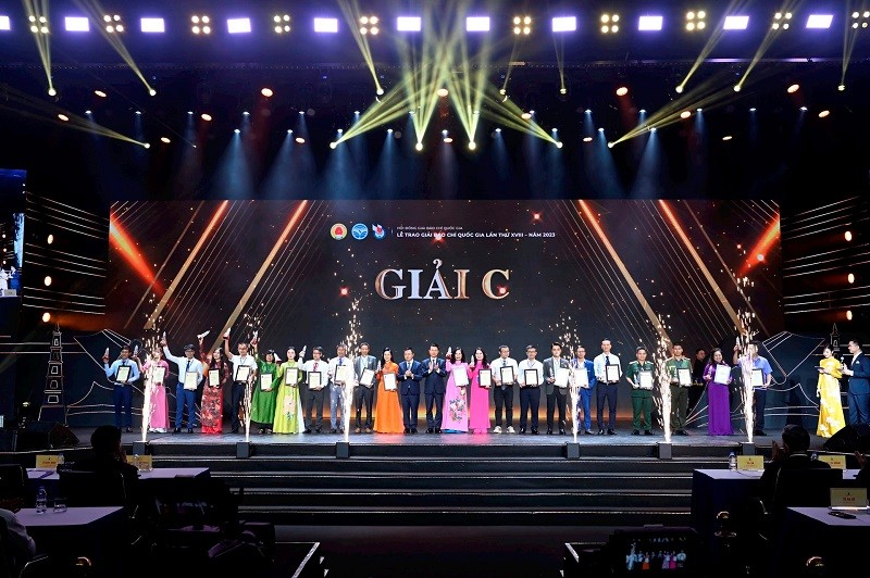 Trao giải C cho các tác giả và nhóm tác giả (ảnh: Việt Trung) Trao giải C cho các tác giả và nhóm tác giả (ảnh: Việt Trung)