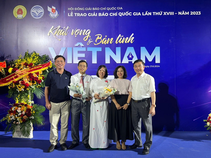 ổng Biên tập Báo Hànộimới Nguyễn Minh Đức (ngoài cùng bên phải), Trưởng ban Nông nghiệp Nông thôn Báo Hànộimới Kiều Duy Chánh (ngoài cùng bên trái) chúc mừng nhóm tác giả Hoàng Văn Sơn (Hoàng Sơn), Bạch Thị Thanh (Bạch Thanh), Nguyễn Thị Mai (Nguyễn Mai) - Báo Hànộimới, Hội Nhà báo thành phố Hà Nội được trao giải Khuyến khích. (Ảnh: Hoàng Trung) ổng Biên tập Báo Hànộimới Nguyễn Minh Đức (ngoài cùng bên phải), Trưởng ban Nông nghiệp Nông thôn Báo Hànộimới Kiều Duy Chánh (ngoài cùng bên trái) chúc mừng nhóm tác giả Hoàng Văn Sơn (Hoàng Sơn), Bạch Thị Thanh (Bạch Thanh), Nguyễn Thị Mai (Nguyễn Mai) - Báo Hànộimới, Hội Nhà báo thành phố Hà Nội được trao giải Khuyến khích. (Ảnh: Hoàng Trung)