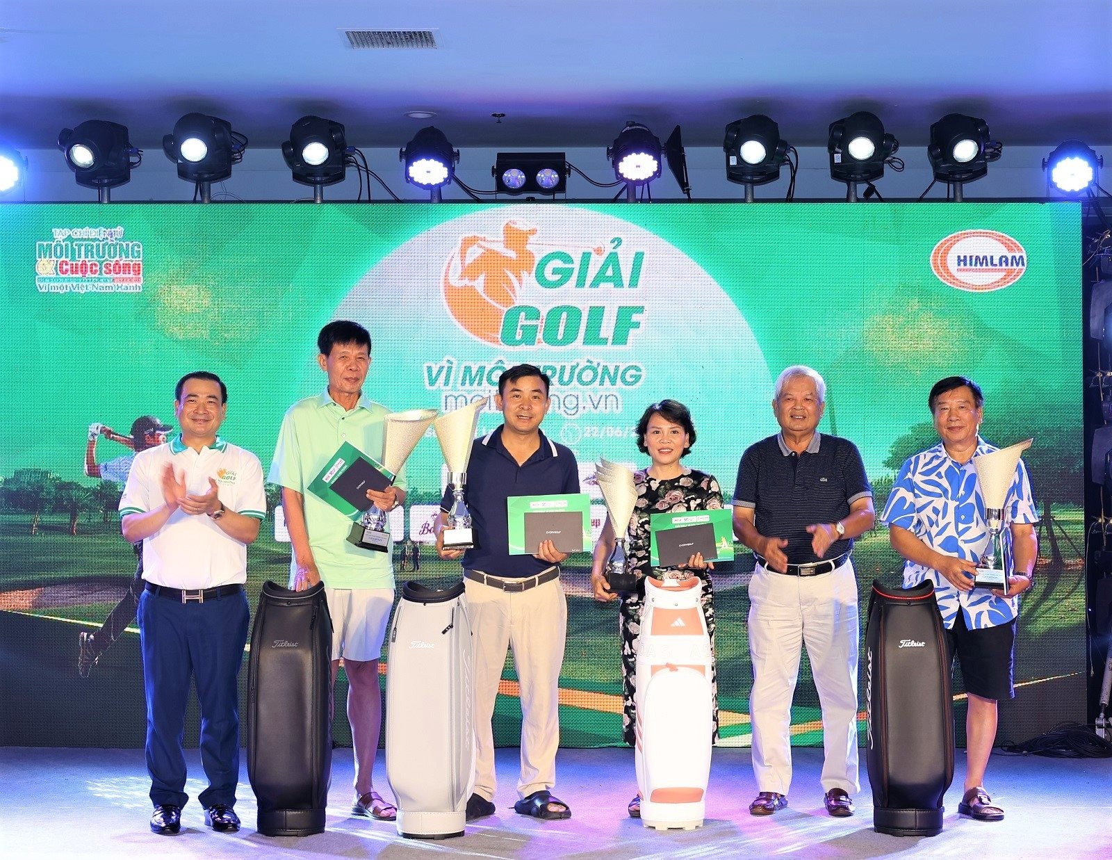 Ông Phạm Khôi Nguyên (Nguyên Bộ trưởng Bộ Tài nguyên & Môi trường) và ông Nguyễn Văn Toàn (Tổng Biên tập Tạp chí điện tử Môi trường & Cuộc sống) trao giải cho các Golfer xuất sắc đạt giải nhất ở các bảng Ông Phạm Khôi Nguyên (Nguyên Bộ trưởng Bộ Tài nguyên & Môi trường) và ông Nguyễn Văn Toàn (Tổng Biên tập Tạp chí điện tử Môi trường & Cuộc sống) trao giải cho các Golfer xuất sắc đạt giải nhất ở các bảng