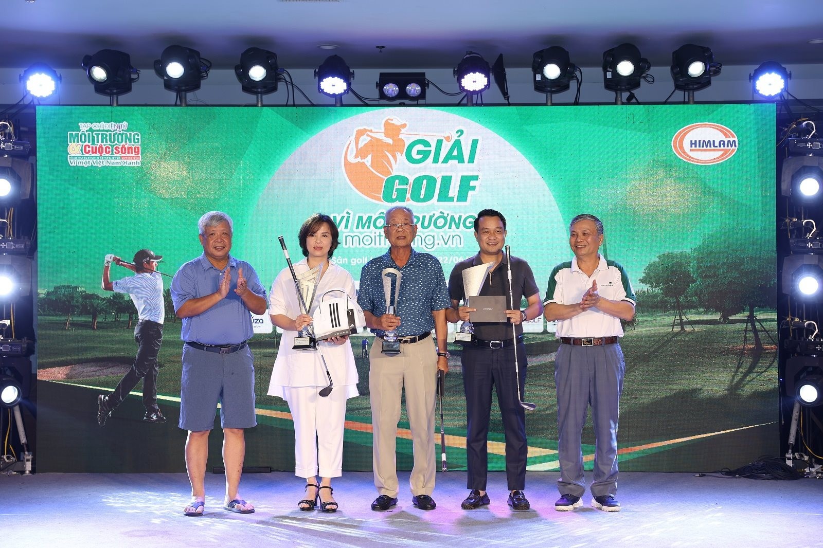 Ông Nguyễn Linh Ngọc (Nguyên Thứ trưởng Bộ Tài nguyên & Môi trường - Chủ tịch Hội Nước sạch và Môi trường Việt Nam) và ông Nguyễn Trọng Thừa (Thứ trưởng Bộ Nội vụ) trao giải cho các Golfer xuất sắc đạt giải nhì ở các bảng Ông Nguyễn Linh Ngọc (Nguyên Thứ trưởng Bộ Tài nguyên & Môi trường - Chủ tịch Hội Nước sạch và Môi trường Việt Nam) và ông Nguyễn Trọng Thừa (Thứ trưởng Bộ Nội vụ) trao giải cho các Golfer xuất sắc đạt giải nhì ở các bảng