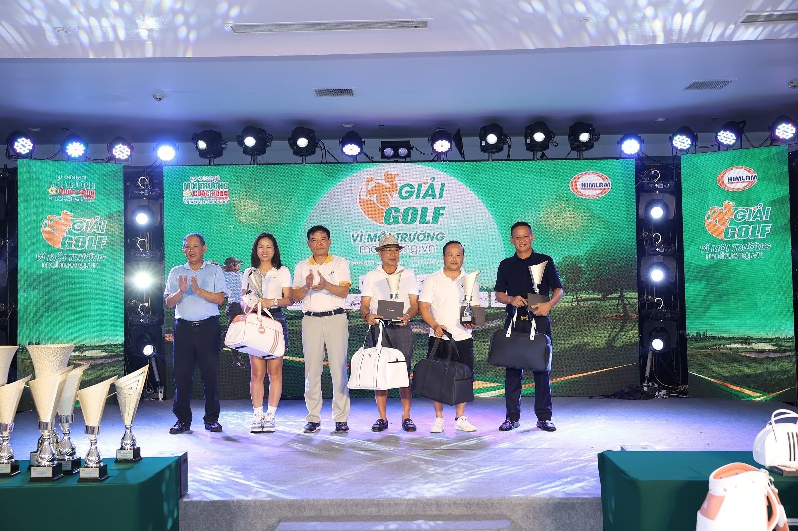 Ông Nguyễn Xuân Cường (Nguyên Bộ trưởng Bộ Nông nghiệp & Phát triển Nông thôn) và ông Lý Thái Hải (Nguyên Chủ tịch tỉnh Bắc Kạn) trao giải cho các Golfer xuất sắc đạt giải ba ở các bảng Ông Nguyễn Xuân Cường (Nguyên Bộ trưởng Bộ Nông nghiệp & Phát triển Nông thôn) và ông Lý Thái Hải (Nguyên Chủ tịch tỉnh Bắc Kạn) trao giải cho các Golfer xuất sắc đạt giải ba ở các bảng