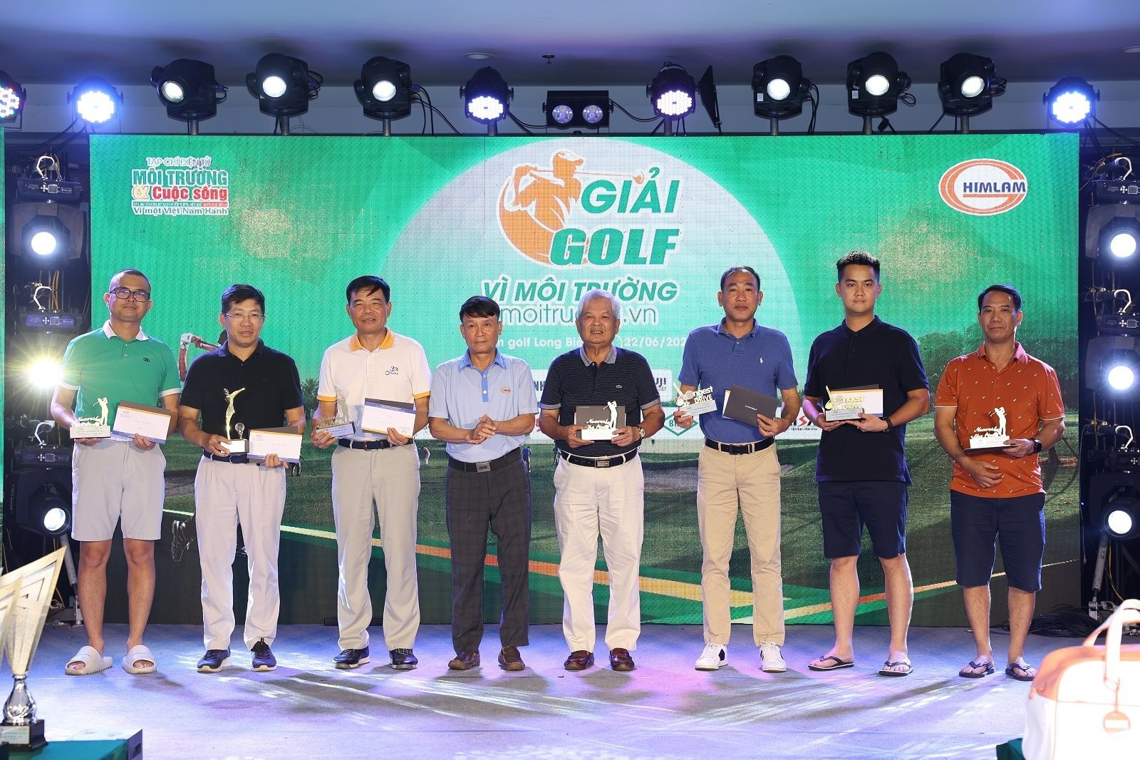 Ông Nguyễn Đức Lợi (Phó Chủ tịch Thường trực Hội Nhà báo Việt Nam) trao giải cho các Golfer đạt các giải kỹ thuật tại giải đấu Ông Nguyễn Đức Lợi (Phó Chủ tịch Thường trực Hội Nhà báo Việt Nam) trao giải cho các Golfer đạt các giải kỹ thuật tại giải đấu