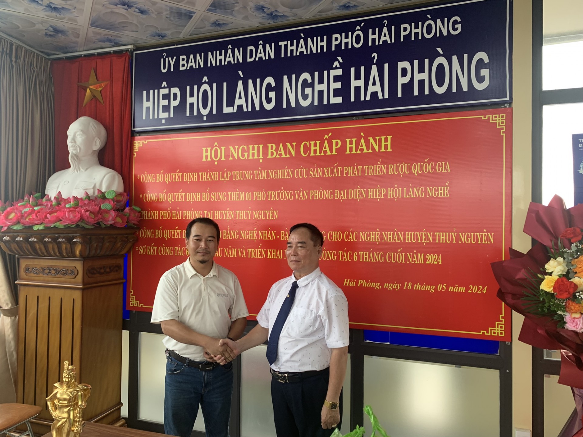 Nghệ nhân trẻ tâm huyết với nghề đúc truyền thống - nghiên cứu áp dụng công nghệ mới góp phần bảo vệ môi trường Làng nghề Nghệ nhân trẻ tâm huyết với nghề đúc truyền thống - nghiên cứu áp dụng công nghệ mới góp phần bảo vệ môi trường Làng nghề
