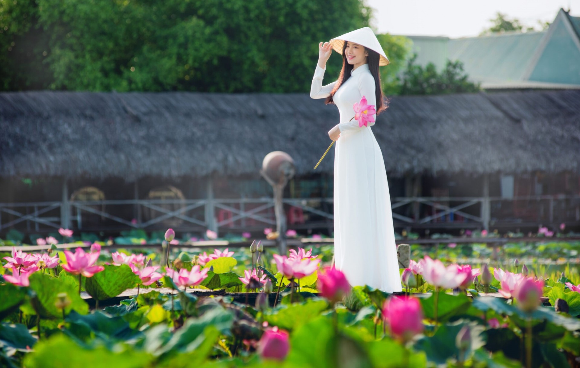 Ban Tổ chức Lễ hội khuyến khích đại biểu, người dân tham dự Lễ hội mặc áo dài có họa tiết hoa sen để chụp ảnh tại các điểm “check-in” trong khu vực Ban Tổ chức Lễ hội khuyến khích đại biểu, người dân tham dự Lễ hội mặc áo dài có họa tiết hoa sen để chụp ảnh tại các điểm “check-in” trong khu vực