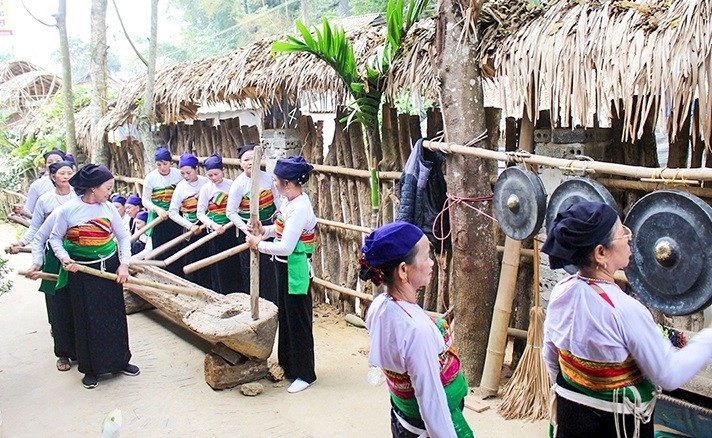 Đồng bào dân tộc Mường ở huyện Bá Thước trình diễn khua luống.