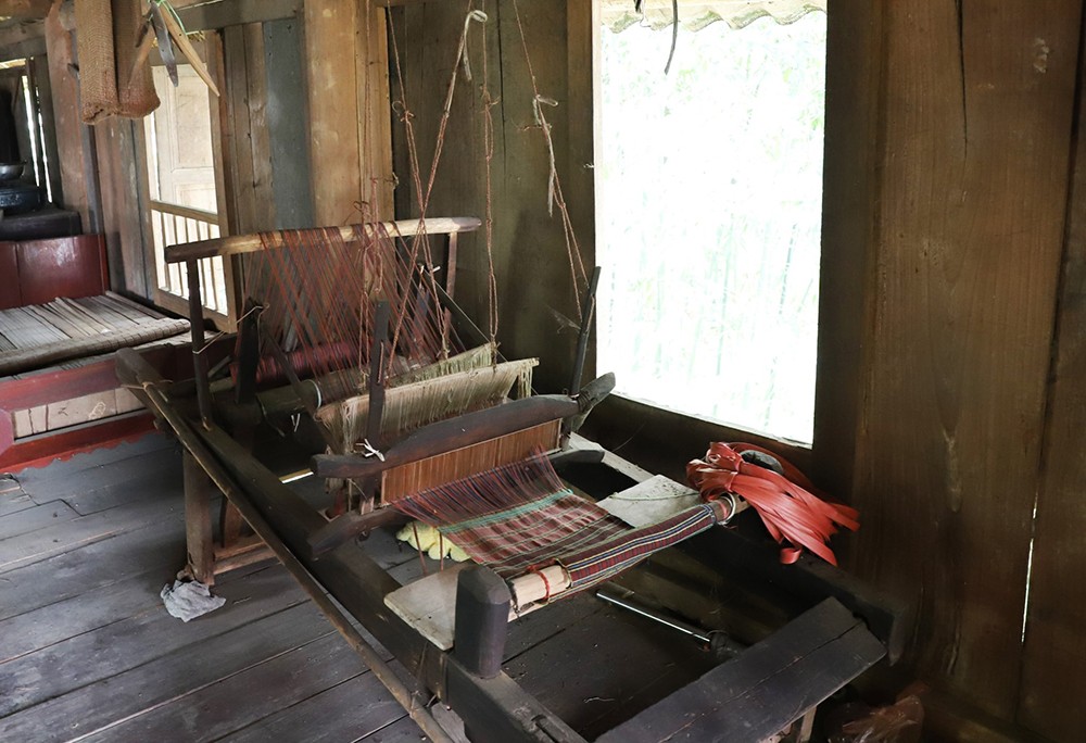 Một trong số 3 chiếc khung cửi còn “lành lặn” được bảo quản tại nhà ông Hà Văn Dẻ (khu Xuân 2) (Ảnh chụp tháng 3/2023). Một trong số 3 chiếc khung cửi còn “lành lặn” được bảo quản tại nhà ông Hà Văn Dẻ (khu Xuân 2) (Ảnh chụp tháng 3/2023).
