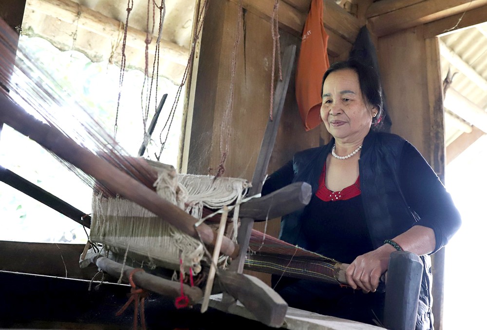 “Tàn tích” của chiếc khung cửi đã bị bà Hà Thị Oản (khu Xuân 2, xã Kim Thượng, huyện Tân Sơn) tháo dỡ... để làm củi đốt. (Ảnh chụp tháng 3/2023). “Tàn tích” của chiếc khung cửi đã bị bà Hà Thị Oản (khu Xuân 2, xã Kim Thượng, huyện Tân Sơn) tháo dỡ... để làm củi đốt. (Ảnh chụp tháng 3/2023).