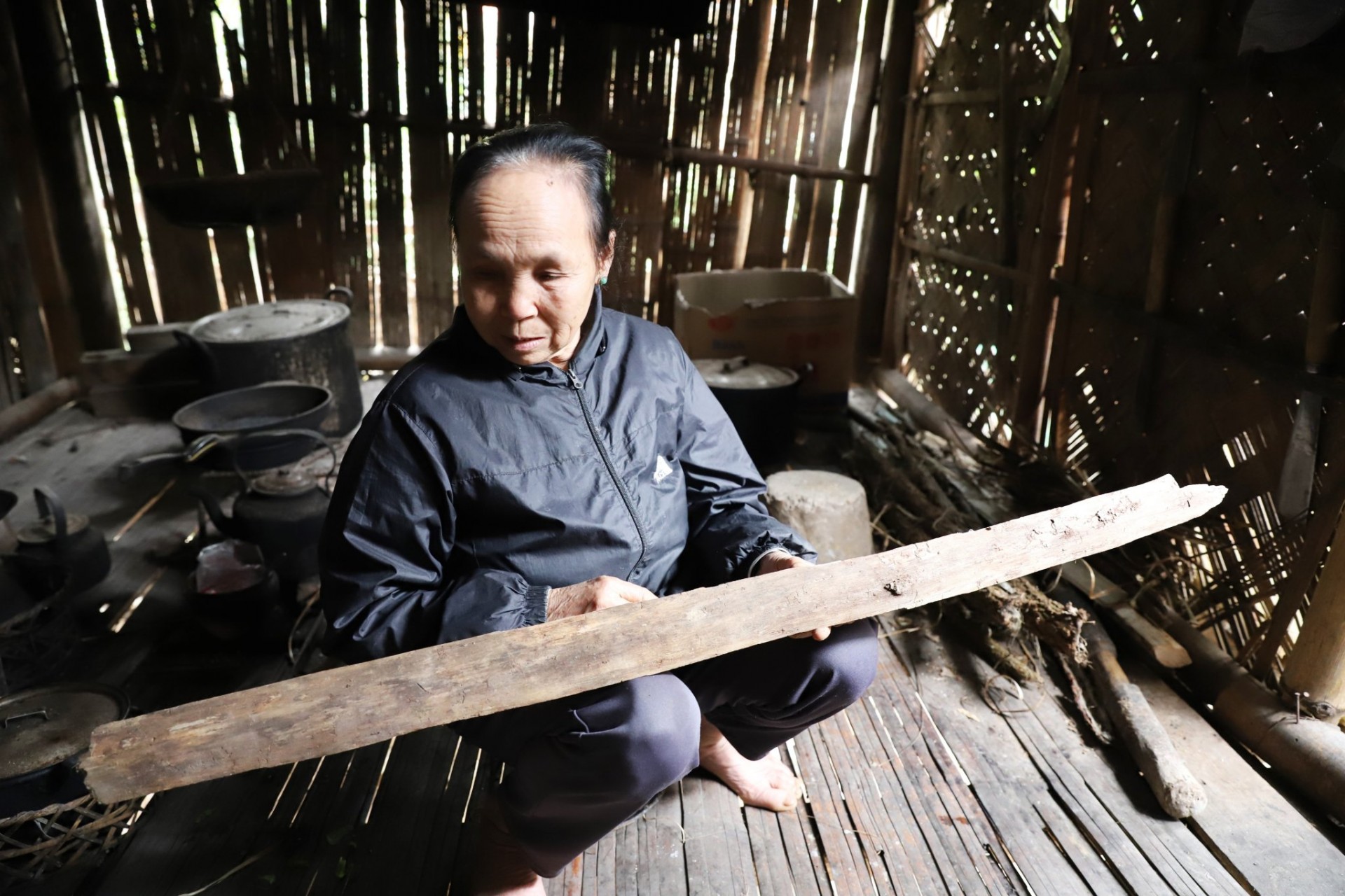 “Tàn tích” của chiếc khung cửi đã bị bà Hà Thị Oản (khu Xuân 2, xã Kim Thượng, huyện Tân Sơn) tháo dỡ... để làm củi đốt. (Ảnh chụp tháng 3/2023). “Tàn tích” của chiếc khung cửi đã bị bà Hà Thị Oản (khu Xuân 2, xã Kim Thượng, huyện Tân Sơn) tháo dỡ... để làm củi đốt. (Ảnh chụp tháng 3/2023).