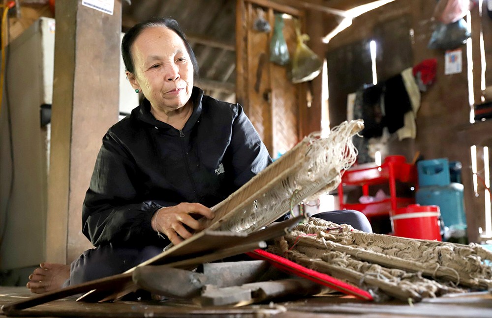 Những phần còn sót lại của chiếc khung cửi được bà Oản cất giữ tại nhà. (Ảnh chụp tháng 3/2023). Những phần còn sót lại của chiếc khung cửi được bà Oản cất giữ tại nhà. (Ảnh chụp tháng 3/2023).