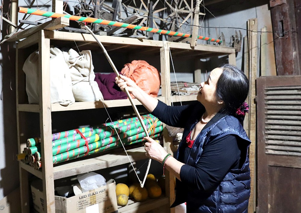 Nghệ nhân Sa Thị Tâm cất những vật dụng nghề dệt trong nhà kho. (Ảnh chụp tháng 3/2023). Nghệ nhân Sa Thị Tâm cất những vật dụng nghề dệt trong nhà kho. (Ảnh chụp tháng 3/2023).