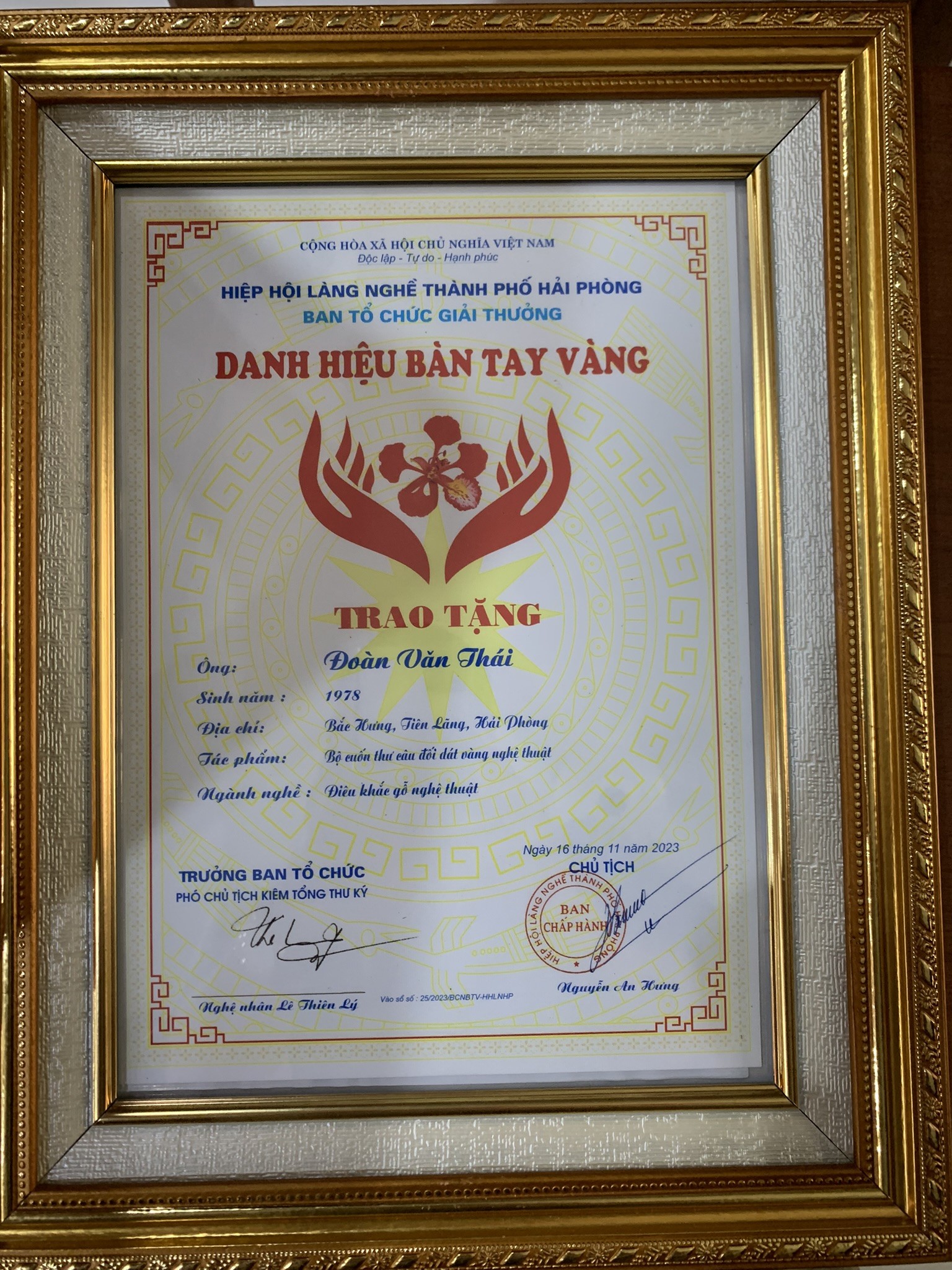 Nghệ nhân trẻ đam mê nghề điêu khắc, tạo tác các tác phẩm từ gỗ