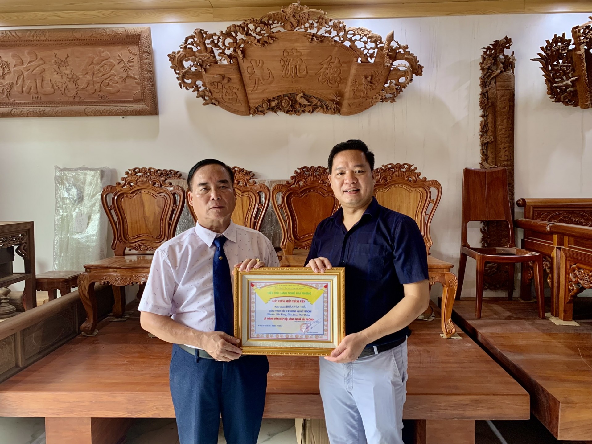 Nghệ nhân trẻ đam mê nghề điêu khắc, tạo tác các tác phẩm từ gỗ