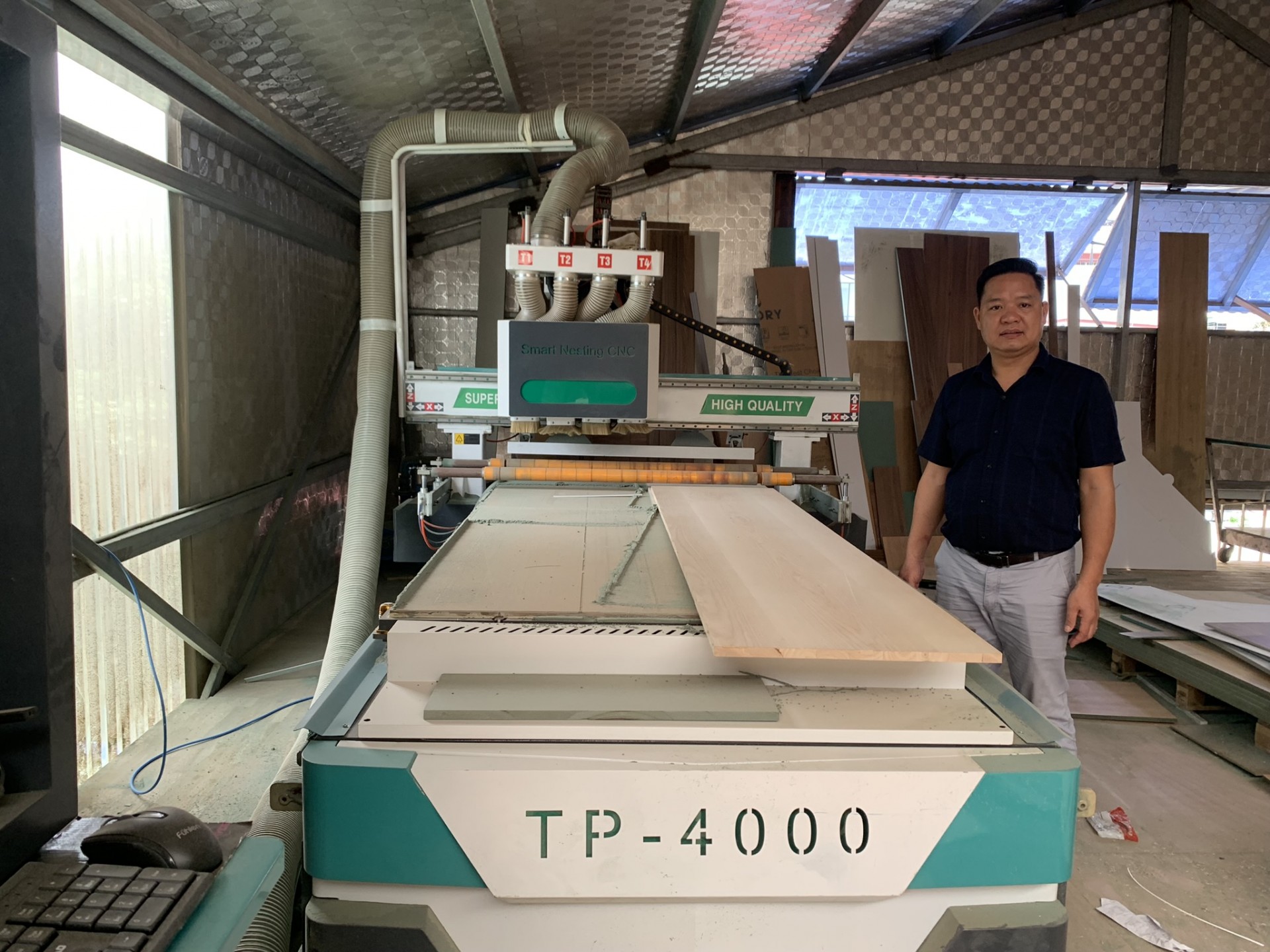 Nghệ nhân trẻ đam mê nghề điêu khắc, tạo tác các tác phẩm từ gỗ