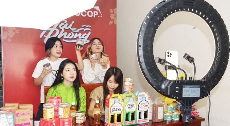 Đơn vị sản xuất bán hàng trên sàn thương mại điện tử trong Chương trình “Chợ phiên livestream OCOP” do Thành Đoàn tổ chức tháng 10-2023.