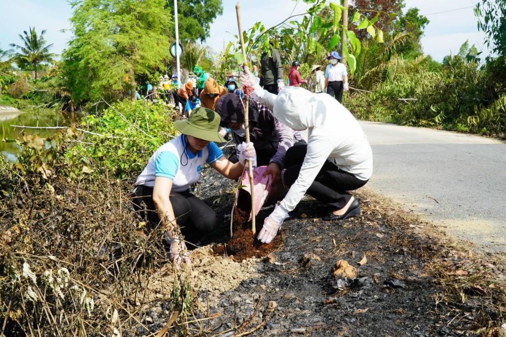Phụ nữ tham gia trồng cây xanh Phụ nữ tham gia trồng cây xanh
